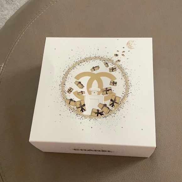 Chanel Holiday 2023  Gift Box White Gold - Picture 7 of 7